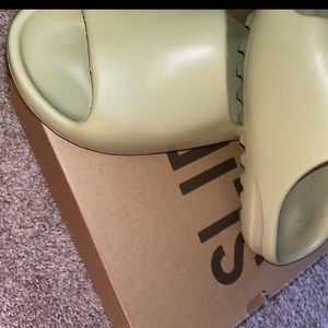Authentic Yeezy slides worn but great condition size 5 comes with box